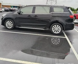 Interni di Kia Carnival in affitto in Thailandia. Un'ottima auto da 11 posti con cambio Automatico.