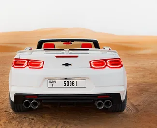 Interni di Chevrolet Camaro in affitto negli Emirati Arabi Uniti. Un'ottima auto da 4 posti con cambio Automatico.