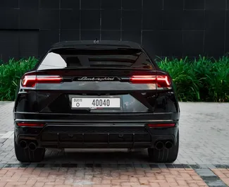 Interni di Lamborghini Urus in affitto negli Emirati Arabi Uniti. Un'ottima auto da 5 posti con cambio Automatico.