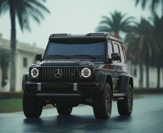 Vista frontale di un noleggio Mercedes-Benz G63 AMG a Dubai, Emirati Arabi Uniti ✓ Auto #13487. ✓ Cambio Automatico TM ✓ 0 recensioni.