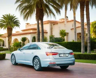 Interni di Audi A6 in affitto negli Emirati Arabi Uniti. Un'ottima auto da 5 posti con cambio Automatico.