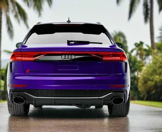 Interni di Audi RS Q8 in affitto negli Emirati Arabi Uniti. Un'ottima auto da 5 posti con cambio Automatico.