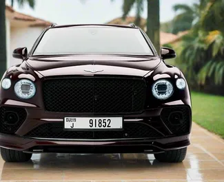 Vista frontale di un noleggio Bentley Bentayga a Dubai, Emirati Arabi Uniti ✓ Auto #13376. ✓ Cambio Automatico TM ✓ 0 recensioni.