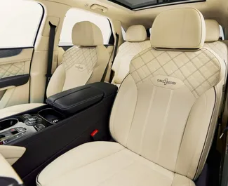 Noleggio Bentley Bentayga. Auto Premium, Lusso, Crossover per il noleggio negli Emirati Arabi Uniti ✓ Cauzione di Deposito di 2500 AED ✓ Opzioni assicurative RCT.