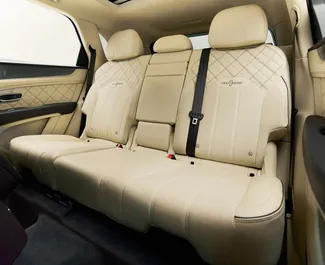 Bentley Bentayga 2022 disponibile per il noleggio a Dubai, con limite di chilometraggio di illimitato.