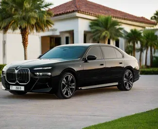 BMW 740Li 2023 disponibile per il noleggio a Dubai, con limite di chilometraggio di illimitato.