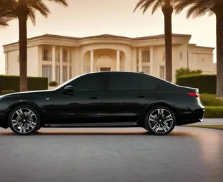 Interni di BMW 740Li in affitto negli Emirati Arabi Uniti. Un'ottima auto da 5 posti con cambio Automatico.