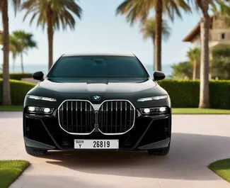Vista frontale di un noleggio BMW 740Li a Dubai, Emirati Arabi Uniti ✓ Auto #13378. ✓ Cambio Automatico TM ✓ 0 recensioni.
