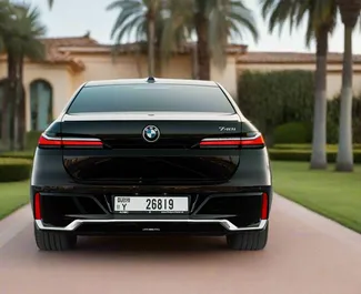 Noleggio BMW 740Li. Auto Premium, Lusso per il noleggio negli Emirati Arabi Uniti ✓ Cauzione di Deposito di 2500 AED ✓ Opzioni assicurative RCT.