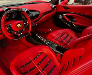 Interni di Ferrari F8 Spider in affitto negli Emirati Arabi Uniti. Un'ottima auto da 2 posti con cambio Automatico.