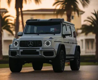 Vista frontale di un noleggio Mercedes-Benz G63 AMG a Dubai, Emirati Arabi Uniti ✓ Auto #13488. ✓ Cambio Automatico TM ✓ 0 recensioni.