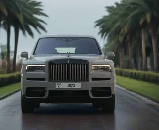 Vista frontale di un noleggio Rolls-Royce Cullinan a Dubai, Emirati Arabi Uniti ✓ Auto #13489. ✓ Cambio Automatico TM ✓ 0 recensioni.