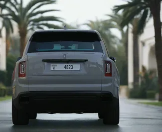 Noleggio Rolls-Royce Cullinan. Auto Lusso, Crossover per il noleggio negli Emirati Arabi Uniti ✓ Cauzione di Deposito di 2500 AED ✓ Opzioni assicurative RCT.
