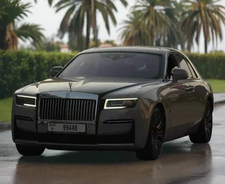 Vista frontale di un noleggio Rolls-Royce Ghost a Dubai, Emirati Arabi Uniti ✓ Auto #13490. ✓ Cambio Automatico TM ✓ 0 recensioni.