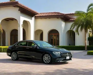 Noleggio Mercedes-Benz E350. Auto Premium, Lusso per il noleggio negli Emirati Arabi Uniti ✓ Cauzione di Deposito di 2500 AED ✓ Opzioni assicurative RCT.