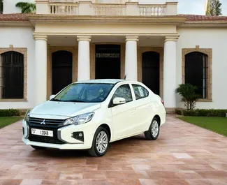 Interni di Mitsubishi Attrage in affitto negli Emirati Arabi Uniti. Un'ottima auto da 5 posti con cambio Automatico.
