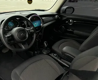 Noleggio Mini Cooper. Auto Comfort, Premium per il noleggio negli Emirati Arabi Uniti ✓ Cauzione di Deposito di 2500 AED ✓ Opzioni assicurative RCT.