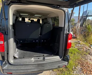 Motore Diesel da 2,2L di Opel Zafira Life 2023 per il noleggio a Alanya.
