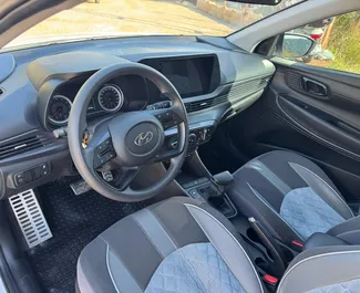 Noleggio Hyundai Bayon. Auto Economica, Comfort, Crossover per il noleggio in Turchia ✓ Cauzione di Deposito di 200 USD ✓ Opzioni assicurative RCT, FDW, Furto, Senza deposito.