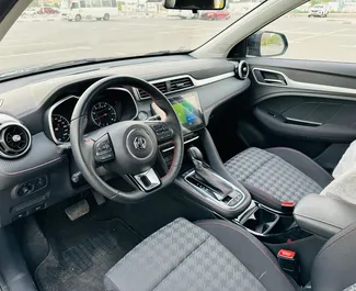 Interni di MG ZS in affitto negli Emirati Arabi Uniti. Un'ottima auto da 5 posti con cambio Automatico.