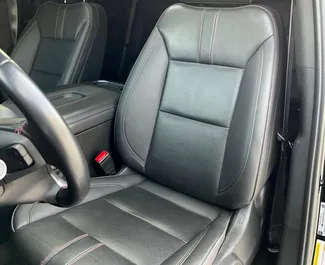 Noleggio auto Chevrolet Tahoe 2023 negli Emirati Arabi Uniti, con carburante Benzina e 355 cavalli di potenza ➤ A partire da 500 AED al giorno.