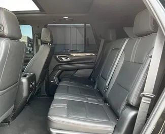 Vista frontale di un noleggio Chevrolet Tahoe a Dubai, Emirati Arabi Uniti ✓ Auto #13370. ✓ Cambio Automatico TM ✓ 0 recensioni.