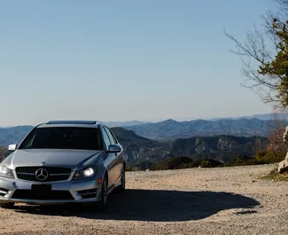Vista frontale di un noleggio Mercedes-Benz C-Class a Tirana, Albania ✓ Auto #10512. ✓ Cambio Automatico TM ✓ 0 recensioni.