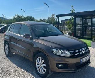 Vista frontale di un noleggio Volkswagen Tiguan all'aeroporto di Tirana, Albania ✓ Auto #13389. ✓ Cambio Automatico TM ✓ 0 recensioni.