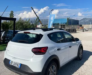 Dacia Sandero Stepway 2024 disponibile per il noleggio all'aeroporto di Tirana, con limite di chilometraggio di illimitato.