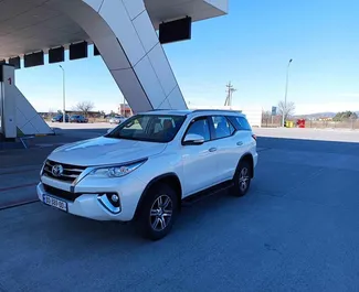 Vista frontale di un noleggio Toyota Fortuner a Tbilisi, Georgia ✓ Auto #13436. ✓ Cambio Automatico TM ✓ 0 recensioni.
