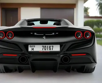 Ferrari F8 Spider 2023 con sistema A trazione posteriore, disponibile a Dubai.