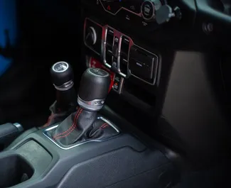 Interni di Jeep Wrangler Rubicon in affitto in Georgia. Un'ottima auto da 5 posti con cambio Automatico.