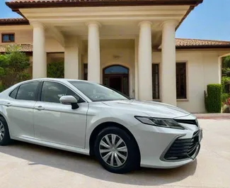 Toyota Camry 2023 disponibile per il noleggio a Dubai, con limite di chilometraggio di illimitato.
