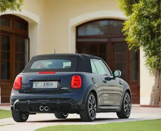 Mini Cooper 2022 disponibile per il noleggio a Dubai, con limite di chilometraggio di illimitato.