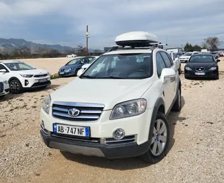 Vista frontale di un noleggio Chevrolet Captiva all'aeroporto di Tirana, Albania ✓ Auto #8081. ✓ Cambio Automatico TM ✓ 0 recensioni.