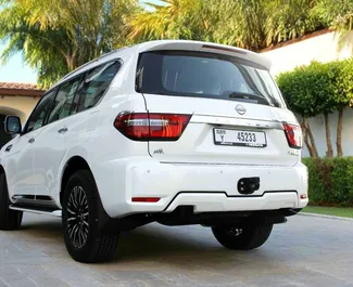 Interni di Nissan Patrol in affitto negli Emirati Arabi Uniti. Un'ottima auto da 7 posti con cambio Automatico.