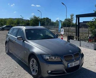BMW 3-series Compact 2011 con sistema A trazione anteriore, disponibile all'aeroporto di Tirana.
