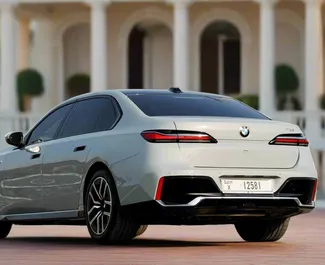 BMW 735i 2023 con sistema A trazione posteriore, disponibile a Dubai.