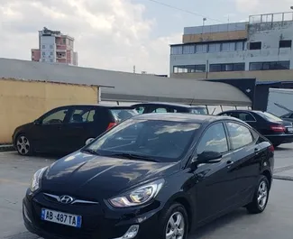 Vista frontale di un noleggio Hyundai Accent Blue a Durazzo, Albania ✓ Auto #11535. ✓ Cambio Automatico TM ✓ 0 recensioni.