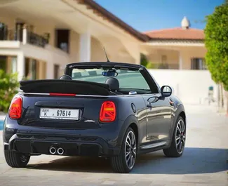 Interni di Mini Cooper in affitto negli Emirati Arabi Uniti. Un'ottima auto da 4 posti con cambio Automatico.