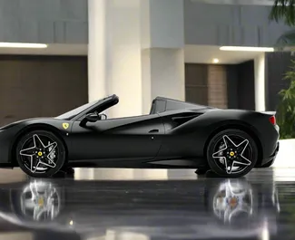 Ferrari F8 Spider 2023 disponibile per il noleggio a Dubai, con limite di chilometraggio di illimitato.