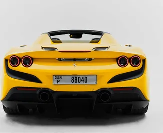 Ferrari F8 Spider 2022 disponibile per il noleggio a Dubai, con limite di chilometraggio di illimitato.