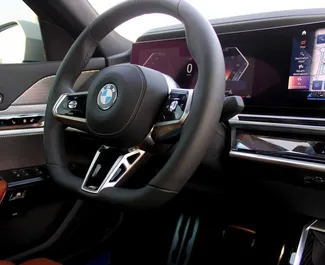 Noleggio auto BMW 735i 2023 negli Emirati Arabi Uniti, con carburante Benzina e 286 cavalli di potenza ➤ A partire da 950 AED al giorno.