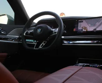 Motore Benzina da 3,0L di BMW 735i 2023 per il noleggio a Dubai.