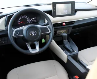 Noleggio auto Toyota Yaris Ativ 2023 negli Emirati Arabi Uniti, con carburante Benzina e 106 cavalli di potenza ➤ A partire da 100 AED al giorno.