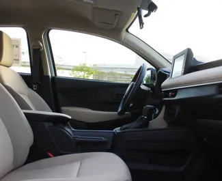 Noleggio Toyota Yaris Ativ. Auto Economica, Comfort per il noleggio negli Emirati Arabi Uniti ✓ Cauzione di Deposito di 2000 AED ✓ Opzioni assicurative RCT.