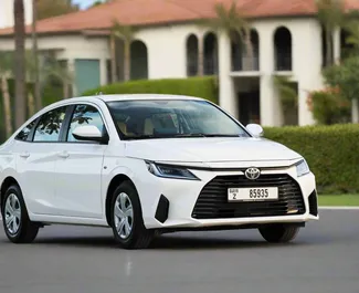 Interni di Toyota Yaris Ativ in affitto negli Emirati Arabi Uniti. Un'ottima auto da 7 posti con cambio Automatico.