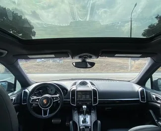 Porsche Cayenne 2016 disponibile per il noleggio a Tbilisi, con limite di chilometraggio di 250 km/giorno.