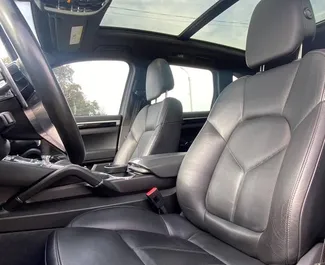 Interni di Porsche Cayenne in affitto in Georgia. Un'ottima auto da 5 posti con cambio Automatico.