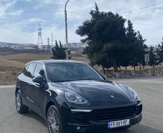 Vista frontale di un noleggio Porsche Cayenne a Tbilisi, Georgia ✓ Auto #11864. ✓ Cambio Automatico TM ✓ 0 recensioni.